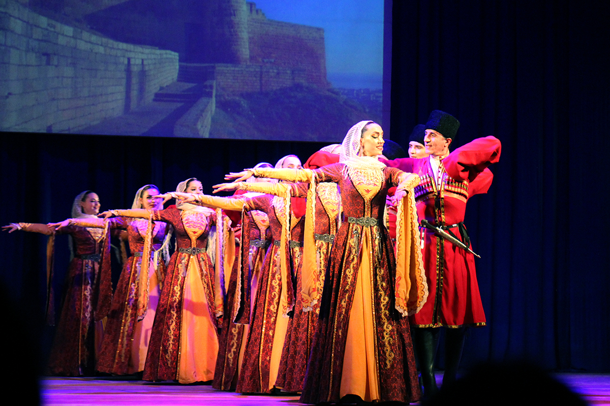 Турецкий город ансамбль. Дагестанский концерт видео. Юлирей республики дагестан концерт на площади. Дагестанский национальный костюм. Национальные танцы дагестана.